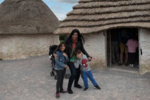 Mirella e as crianças em Stonehenge