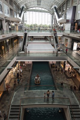 Canal dentro do Shopping Center na Marina Bay Sands