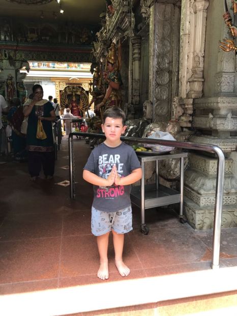 Caio num templo Hindu